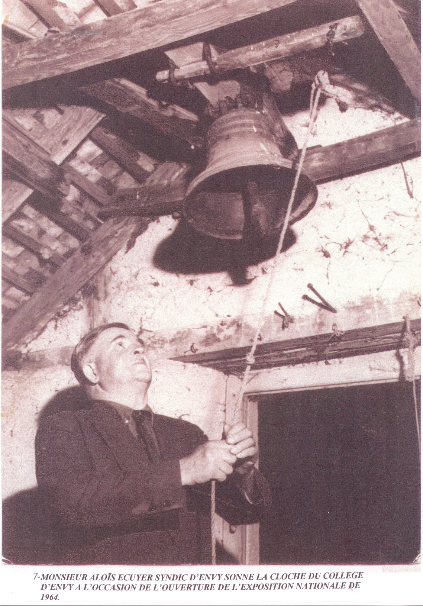 Aloïs Ecuyer, syndic d'Envy, sonne la cloche du collège